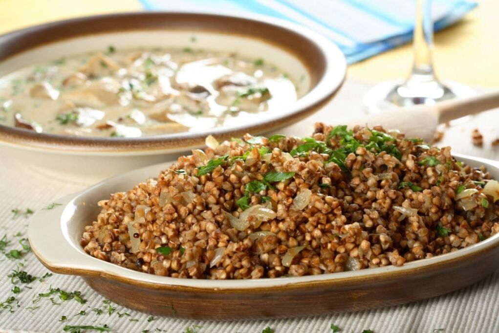 Trigo mouro con carne e herbas